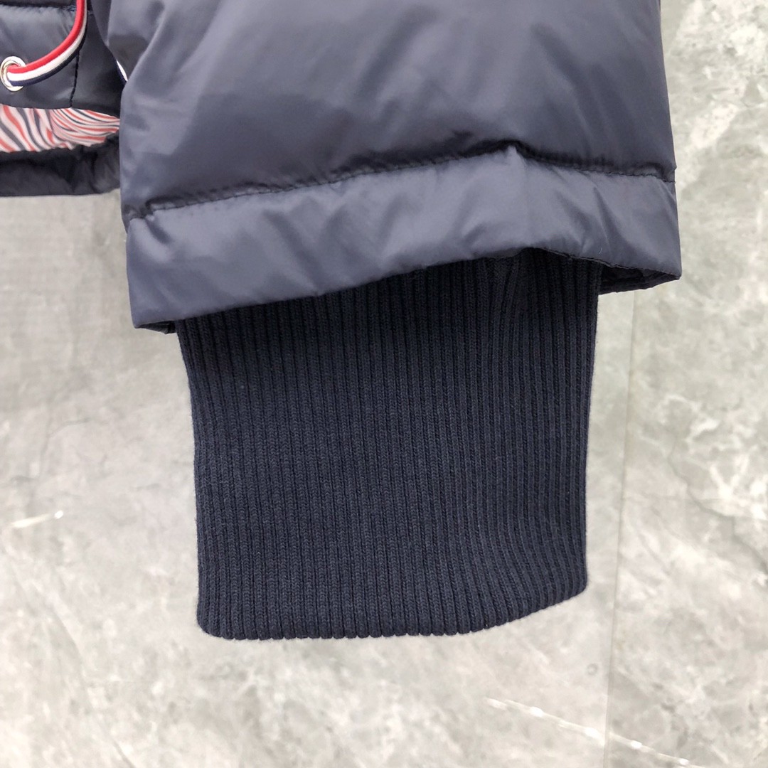 THOM BROWNE 白色四条杠连帽短款羽绒服 外套 夹克 长袖 藏青色 灰色 黑色 MJD061X-05411-035