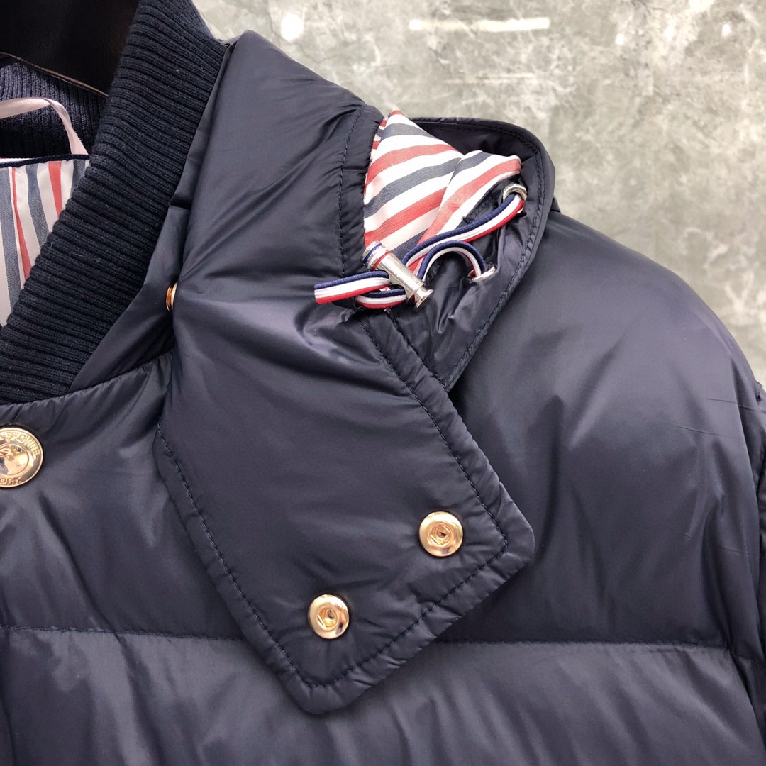 THOM BROWNE 白色四条杠连帽短款羽绒服 外套 夹克 长袖 藏青色 灰色 黑色 MJD061X-05411-035