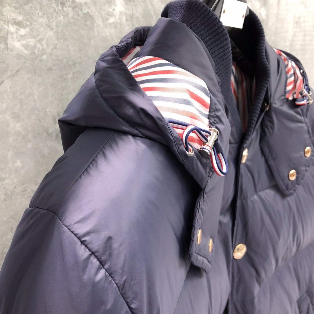 THOM BROWNE 白色四条杠连帽短款羽绒服 外套 夹克 长袖 藏青色 灰色 黑色 MJD061X-05411-035