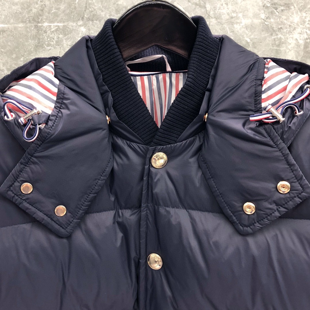 THOM BROWNE 白色四条杠连帽短款羽绒服 外套 夹克 长袖 藏青色 灰色 黑色 MJD061X-05411-035