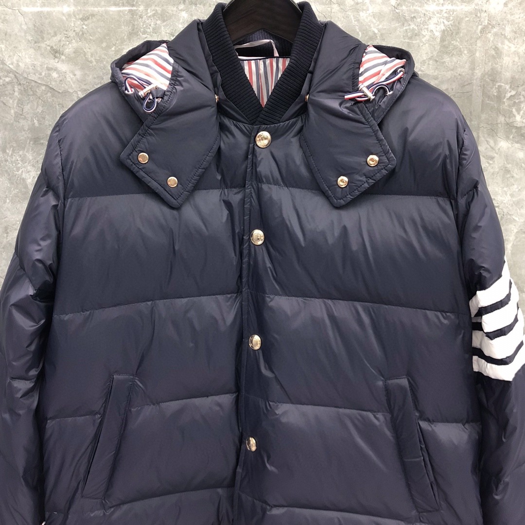 THOM BROWNE 白色四条杠连帽短款羽绒服 外套 夹克 长袖 藏青色 灰色 黑色 MJD061X-05411-035
