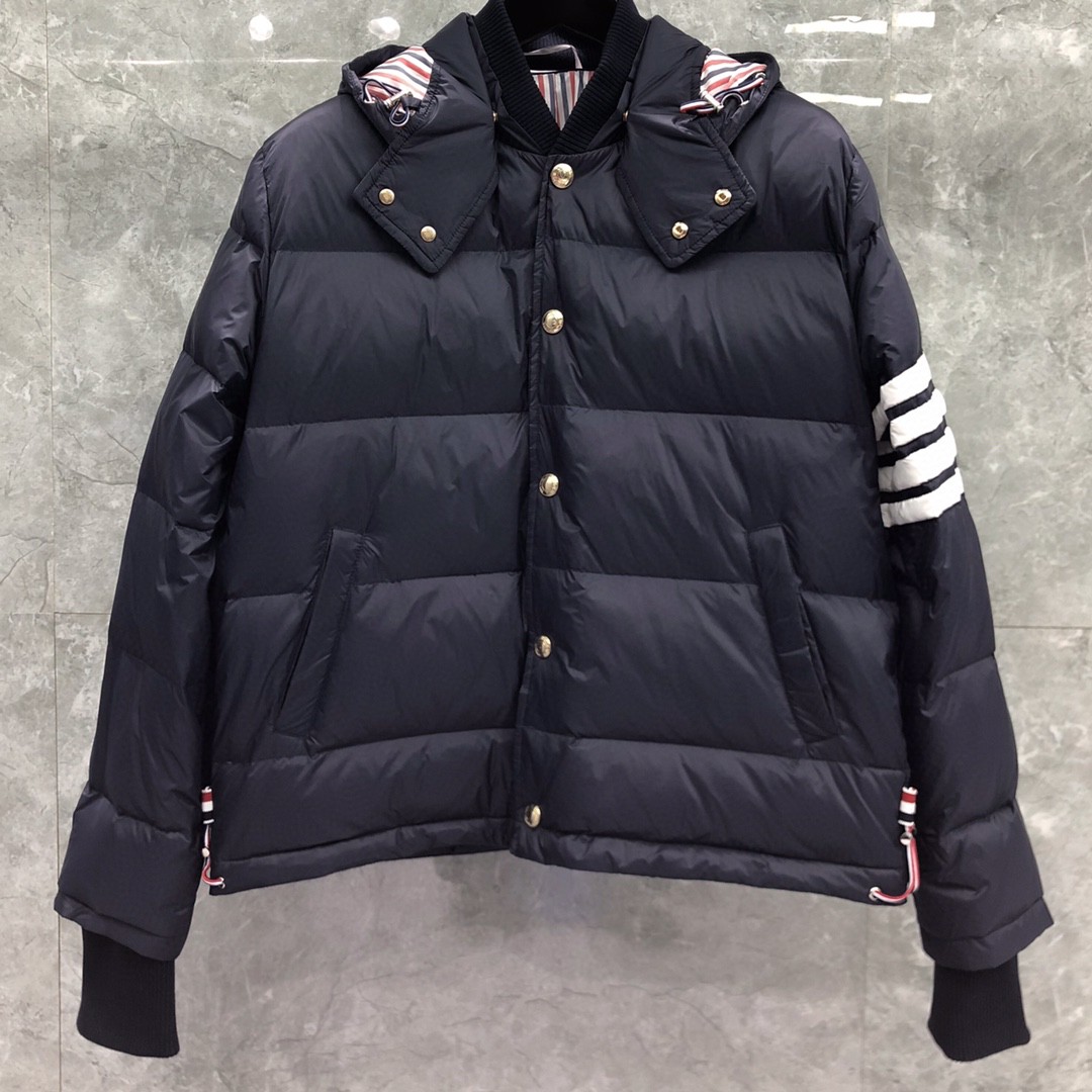 THOM BROWNE 白色四条杠连帽短款羽绒服 外套 夹克 长袖 藏青色 灰色 黑色 MJD061X-05411-035