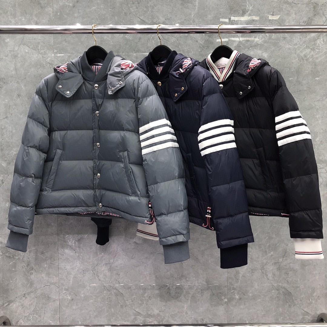 THOM BROWNE 白色四条杠连帽短款羽绒服 外套 夹克 长袖 藏青色 灰色 黑色 MJD061X-05411-035