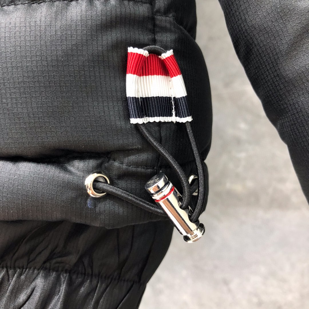 THOM BROWNE 纯色四条杠连帽短款羽绒服 外套 夹克 长袖 女款 白色 黑色 FBD018X-02504-600