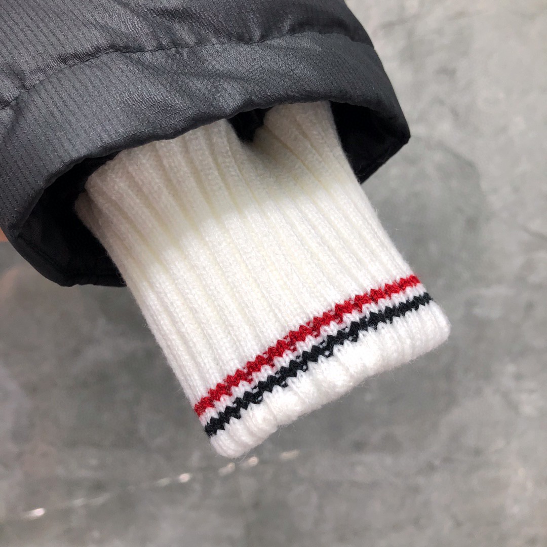 THOM BROWNE 纯色四条杠连帽短款羽绒服 外套 夹克 长袖 女款 白色 黑色 FBD018X-02504-600