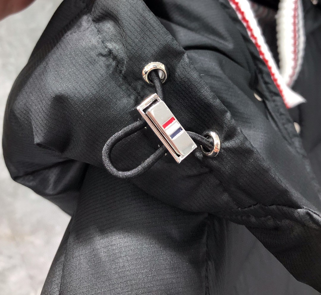 THOM BROWNE 纯色四条杠连帽短款羽绒服 外套 夹克 长袖 女款 白色 黑色 FBD018X-02504-600