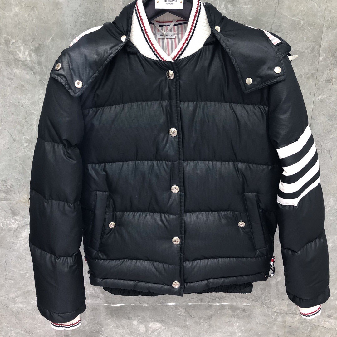 THOM BROWNE 纯色四条杠连帽短款羽绒服 外套 夹克 长袖 女款 白色 黑色 FBD018X-02504-600