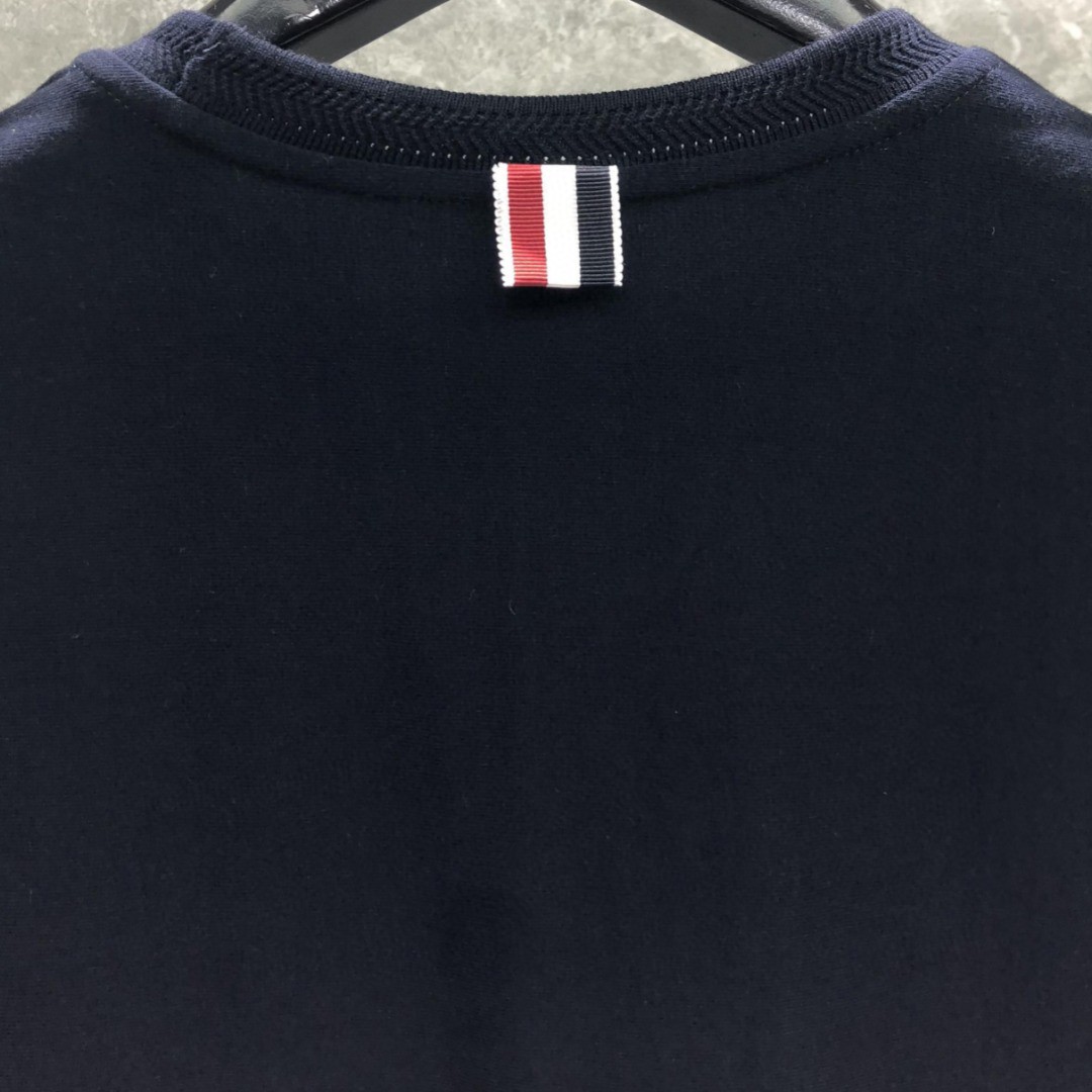 THOM BROWNE 胸前拼色织带圆领卫衣 套头 长袖 灰色 藏青色 白色 