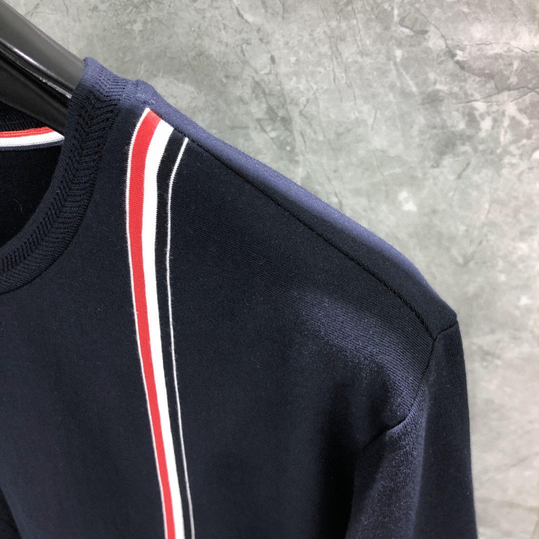 THOM BROWNE 胸前拼色织带圆领卫衣 套头 长袖 灰色 藏青色 白色 