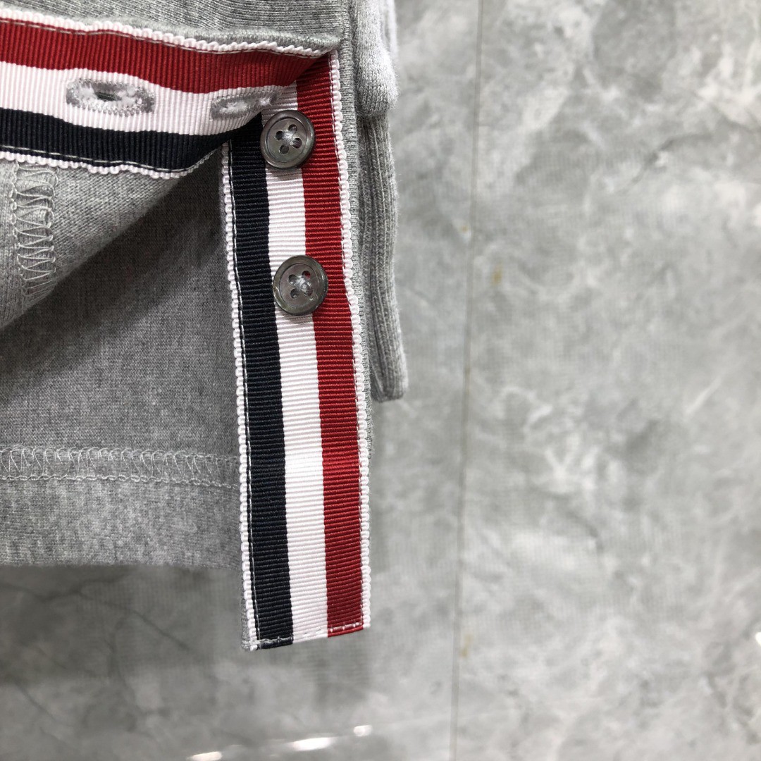 THOM BROWNE 胸前拼色织带圆领卫衣 套头 长袖 灰色 藏青色 白色 