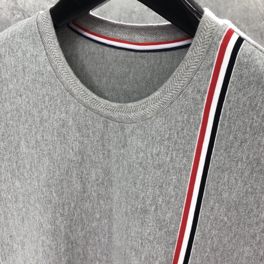 THOM BROWNE 胸前拼色织带圆领卫衣 套头 长袖 灰色 藏青色 白色 