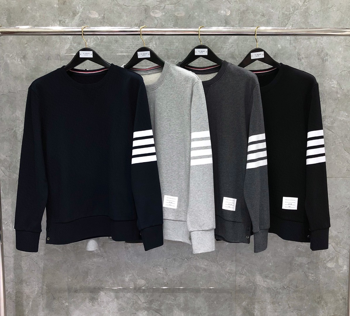 THOM BROWNE 经典袖子四条纹圆领卫衣 套头 长袖 浅灰色 藏青色 黑色 深灰色