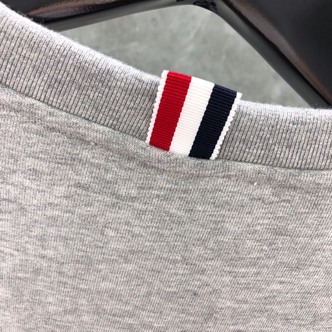 THOM BROWNE 经典袖子四条纹圆领卫衣 套头 长袖 浅灰色 藏青色 黑色 深灰色