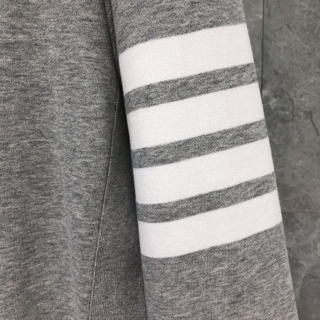 THOM BROWNE 经典袖子四条纹圆领卫衣 套头 长袖 浅灰色 藏青色 黑色 深灰色