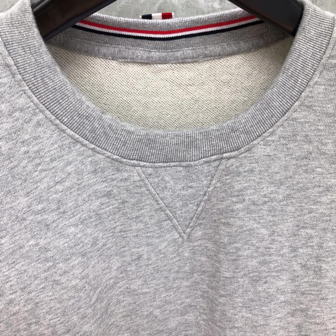 THOM BROWNE 经典袖子四条纹圆领卫衣 套头 长袖 浅灰色 藏青色 黑色 深灰色