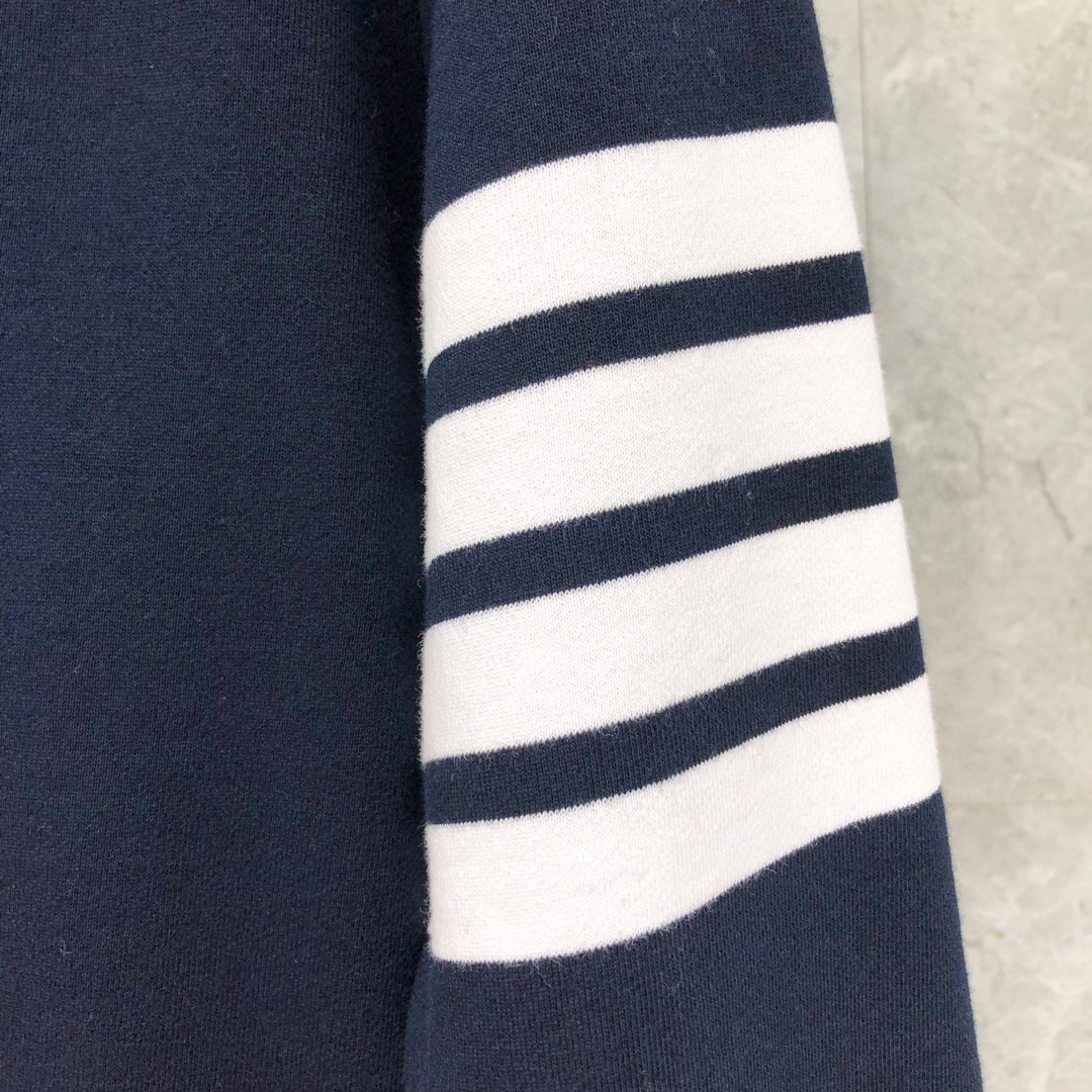 THOM BROWNE 经典袖子四条纹圆领卫衣 套头 长袖 浅灰色 藏青色 黑色 深灰色