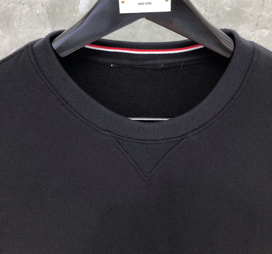 THOM BROWNE 经典袖子四条纹圆领卫衣 套头 长袖 浅灰色 藏青色 黑色 深灰色