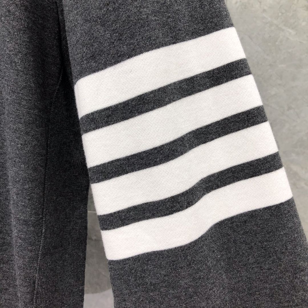 THOM BROWNE 经典袖子四条纹圆领卫衣 套头 长袖 浅灰色 藏青色 黑色 深灰色