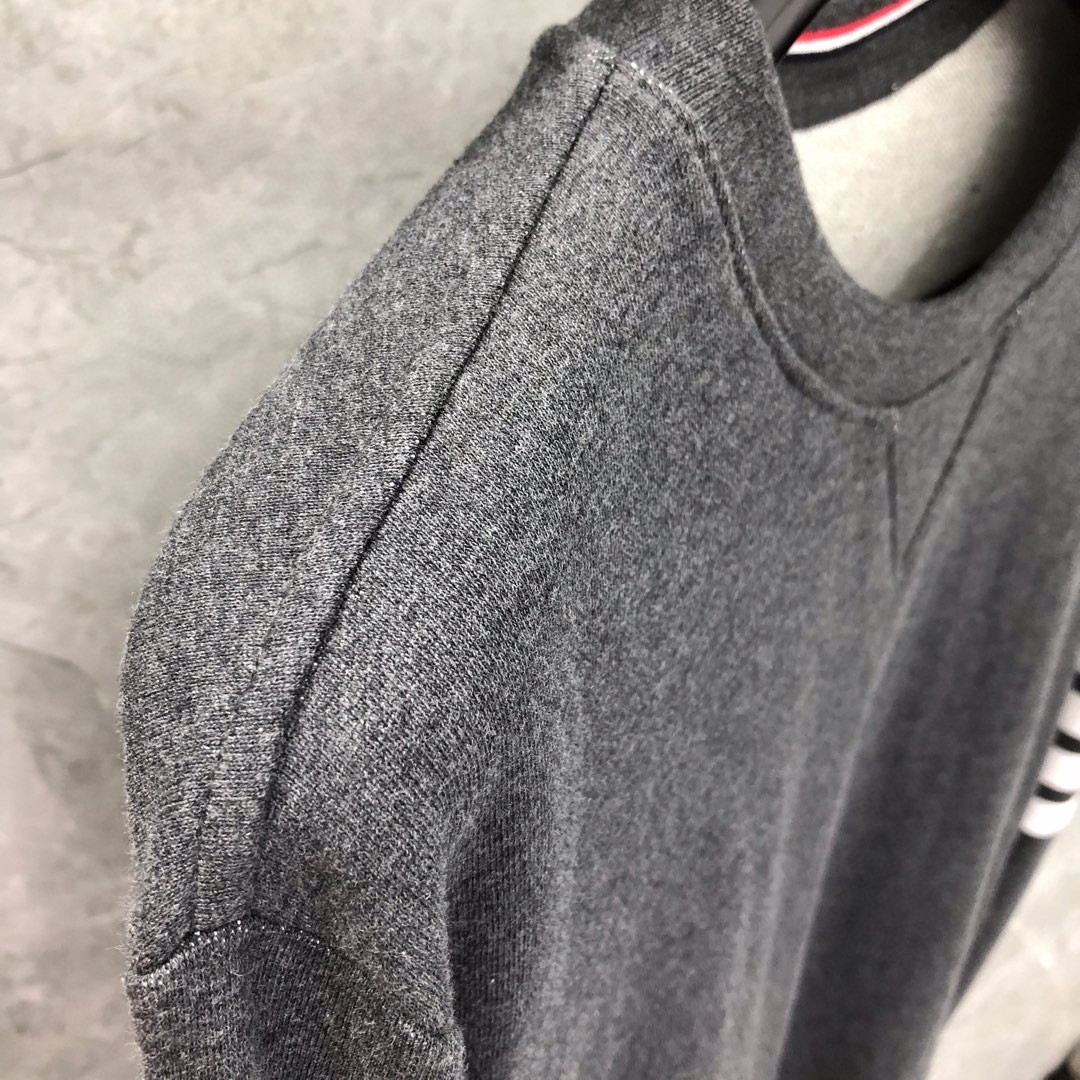 THOM BROWNE 经典袖子四条纹圆领卫衣 套头 长袖 浅灰色 藏青色 黑色 深灰色