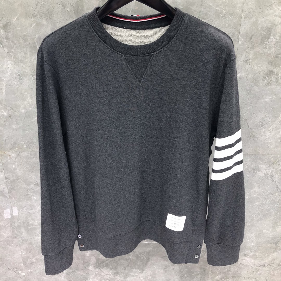 THOM BROWNE 经典袖子四条纹圆领卫衣 套头 长袖 浅灰色 藏青色 黑色 深灰色