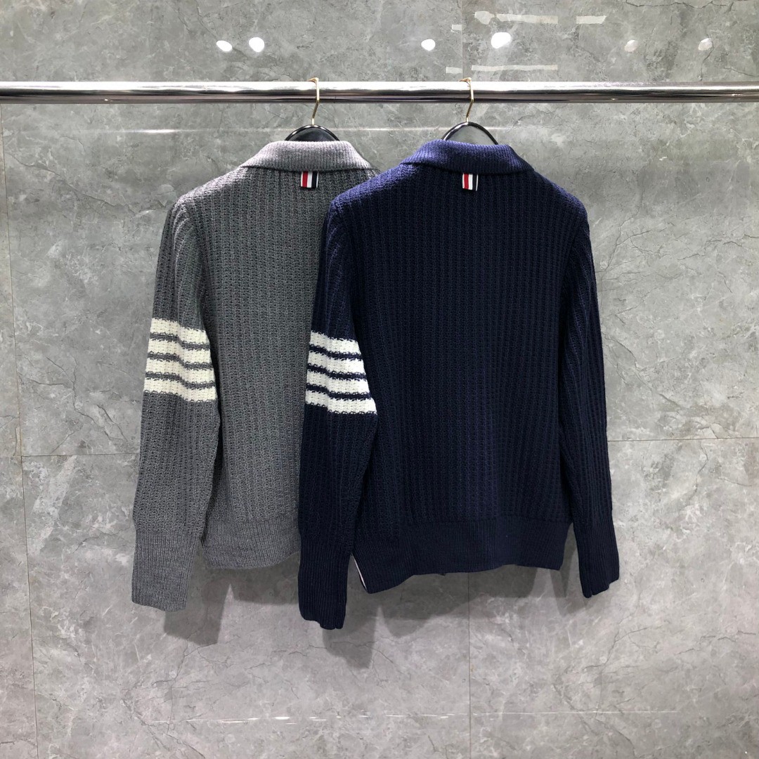 THOM BROWNE 经典袖子白色四条纹单排扣毛衣 针织衫 长袖 灰色 藏青色 