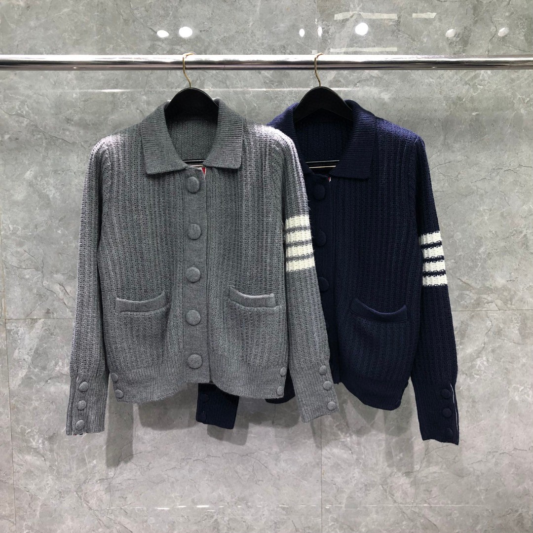 THOM BROWNE 经典袖子白色四条纹单排扣毛衣 针织衫 长袖 灰色 藏青色 
