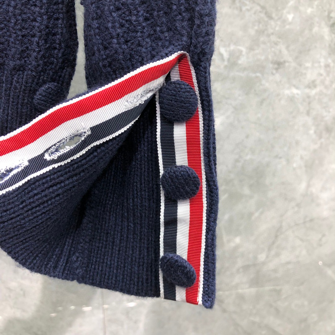 THOM BROWNE 经典袖子白色四条纹单排扣毛衣 针织衫 长袖 灰色 藏青色 