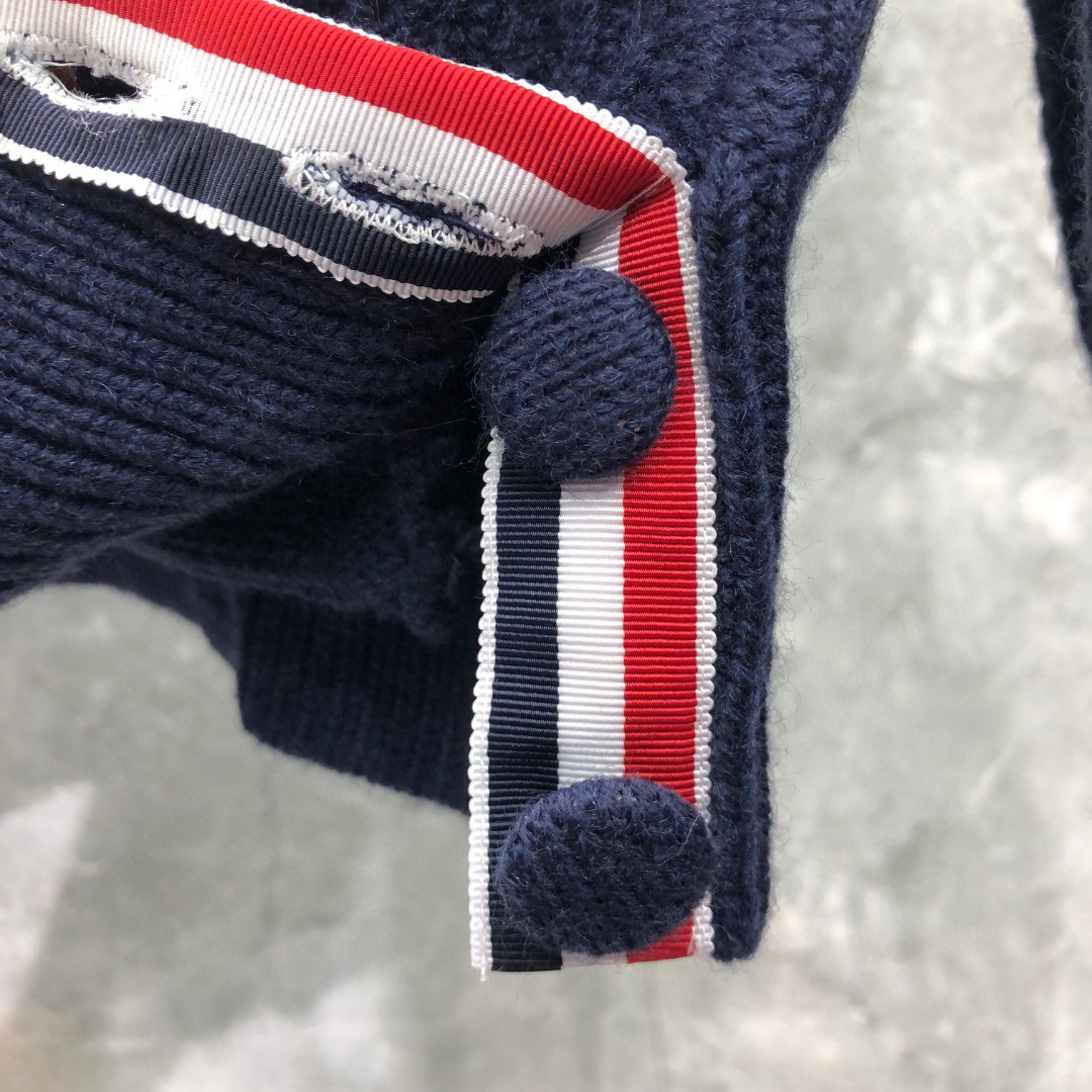 THOM BROWNE 经典袖子白色四条纹单排扣毛衣 针织衫 长袖 灰色 藏青色 
