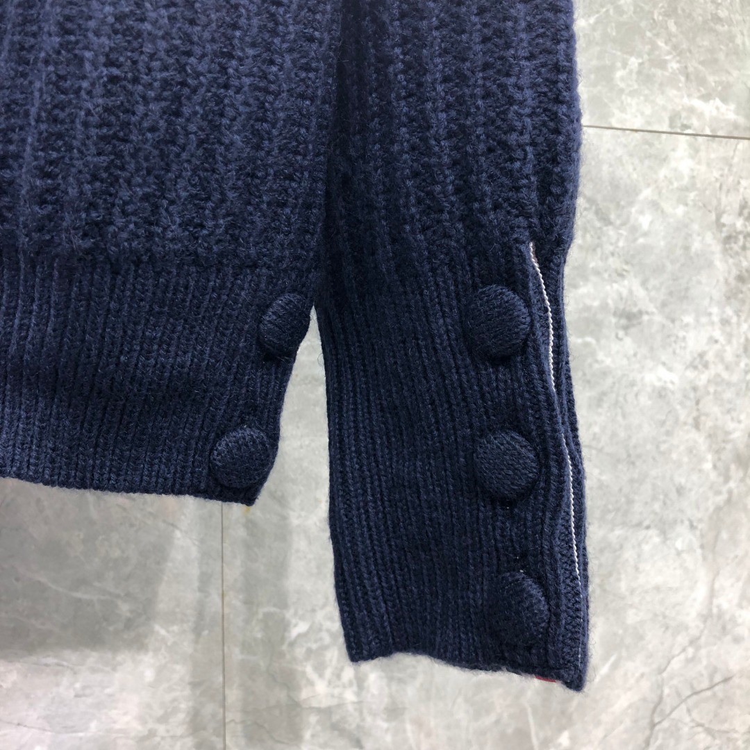 THOM BROWNE 经典袖子白色四条纹单排扣毛衣 针织衫 长袖 灰色 藏青色 