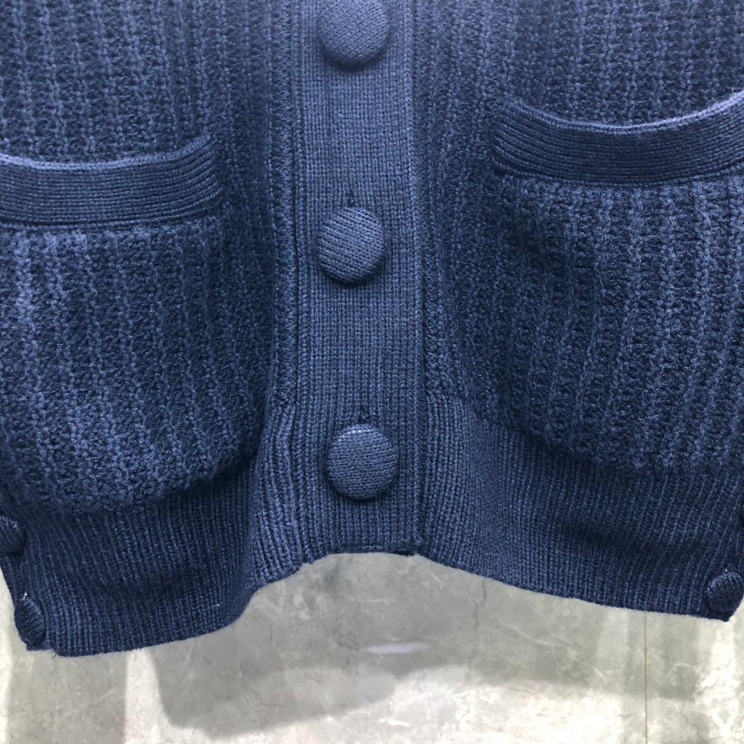 THOM BROWNE 经典袖子白色四条纹单排扣毛衣 针织衫 长袖 灰色 藏青色 