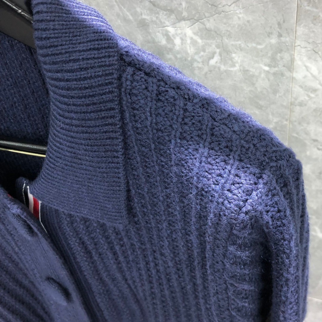 THOM BROWNE 经典袖子白色四条纹单排扣毛衣 针织衫 长袖 灰色 藏青色 