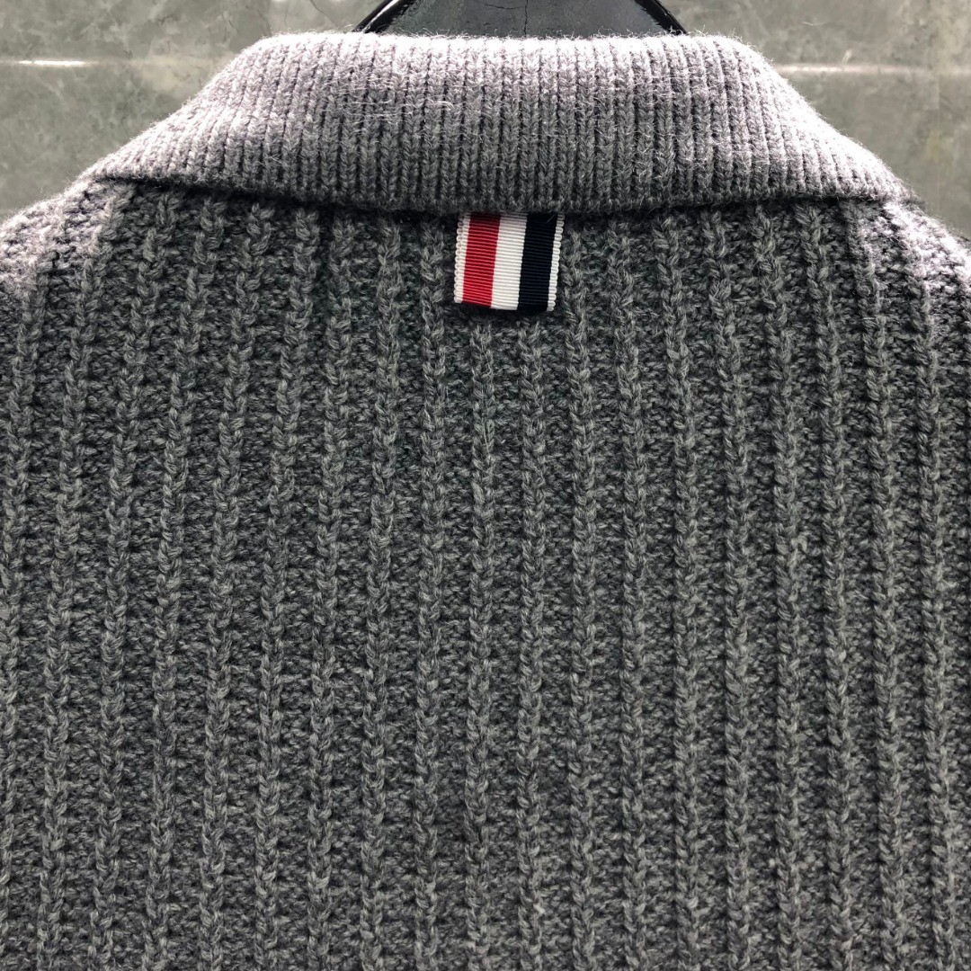 THOM BROWNE 经典袖子白色四条纹单排扣毛衣 针织衫 长袖 灰色 藏青色 