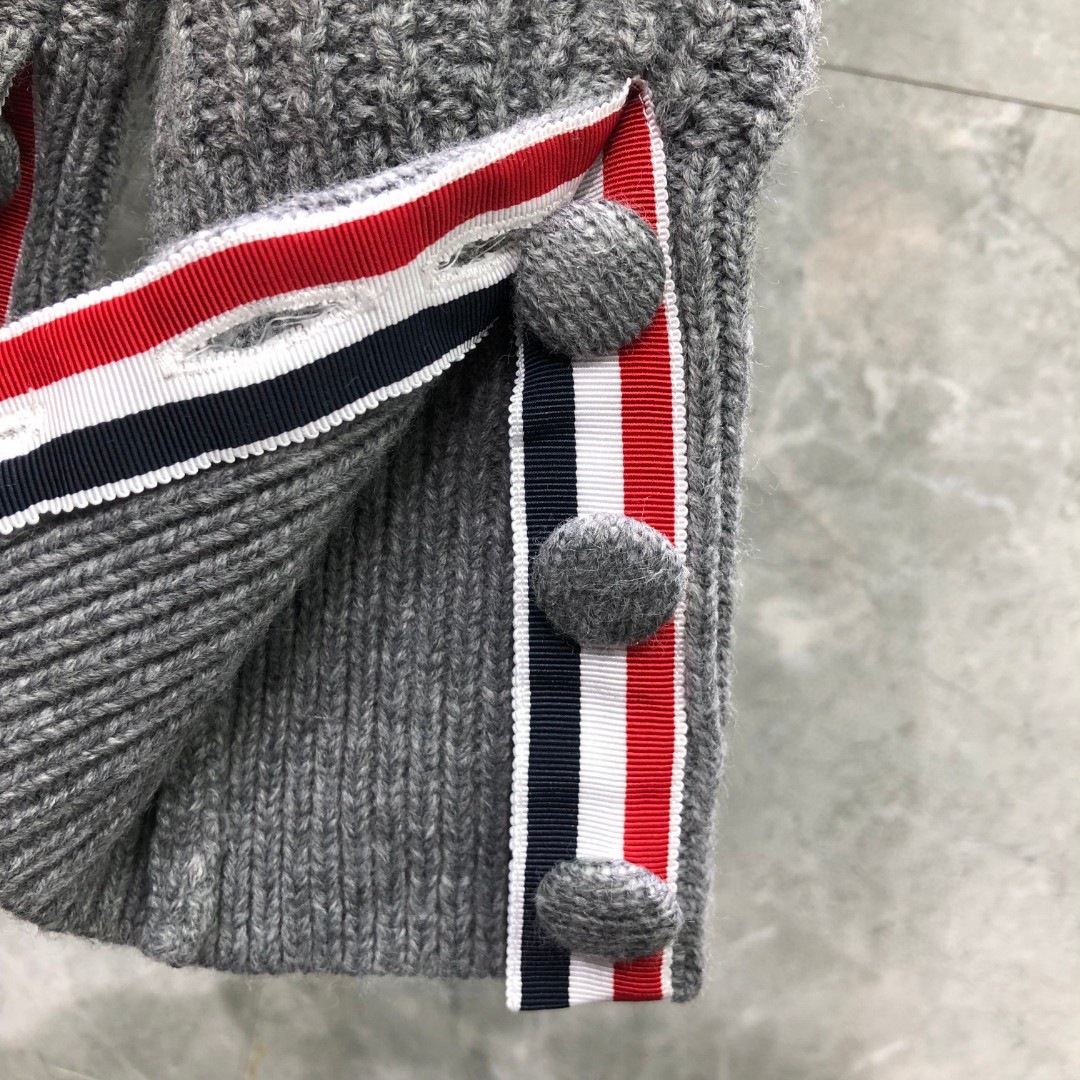 THOM BROWNE 经典袖子白色四条纹单排扣毛衣 针织衫 长袖 灰色 藏青色 
