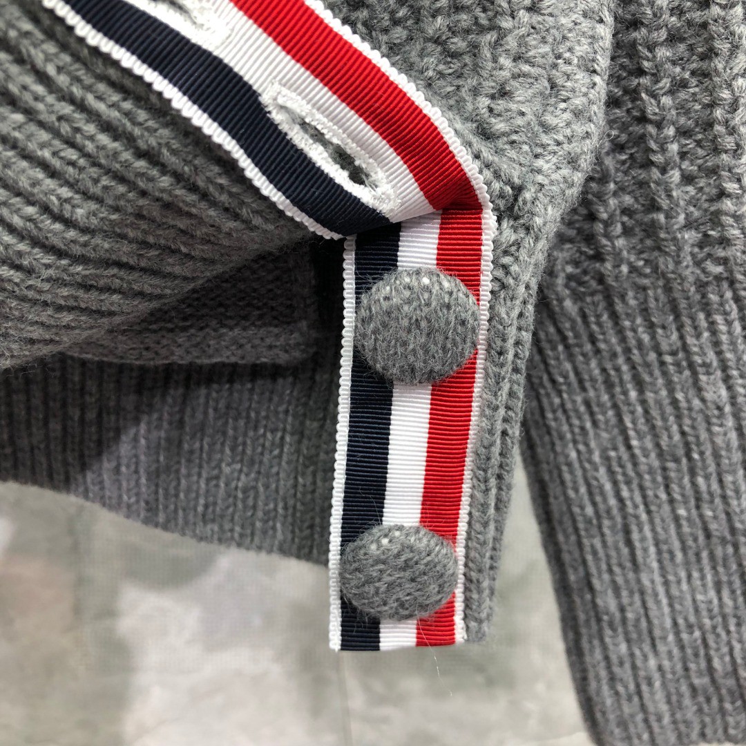 THOM BROWNE 经典袖子白色四条纹单排扣毛衣 针织衫 长袖 灰色 藏青色 
