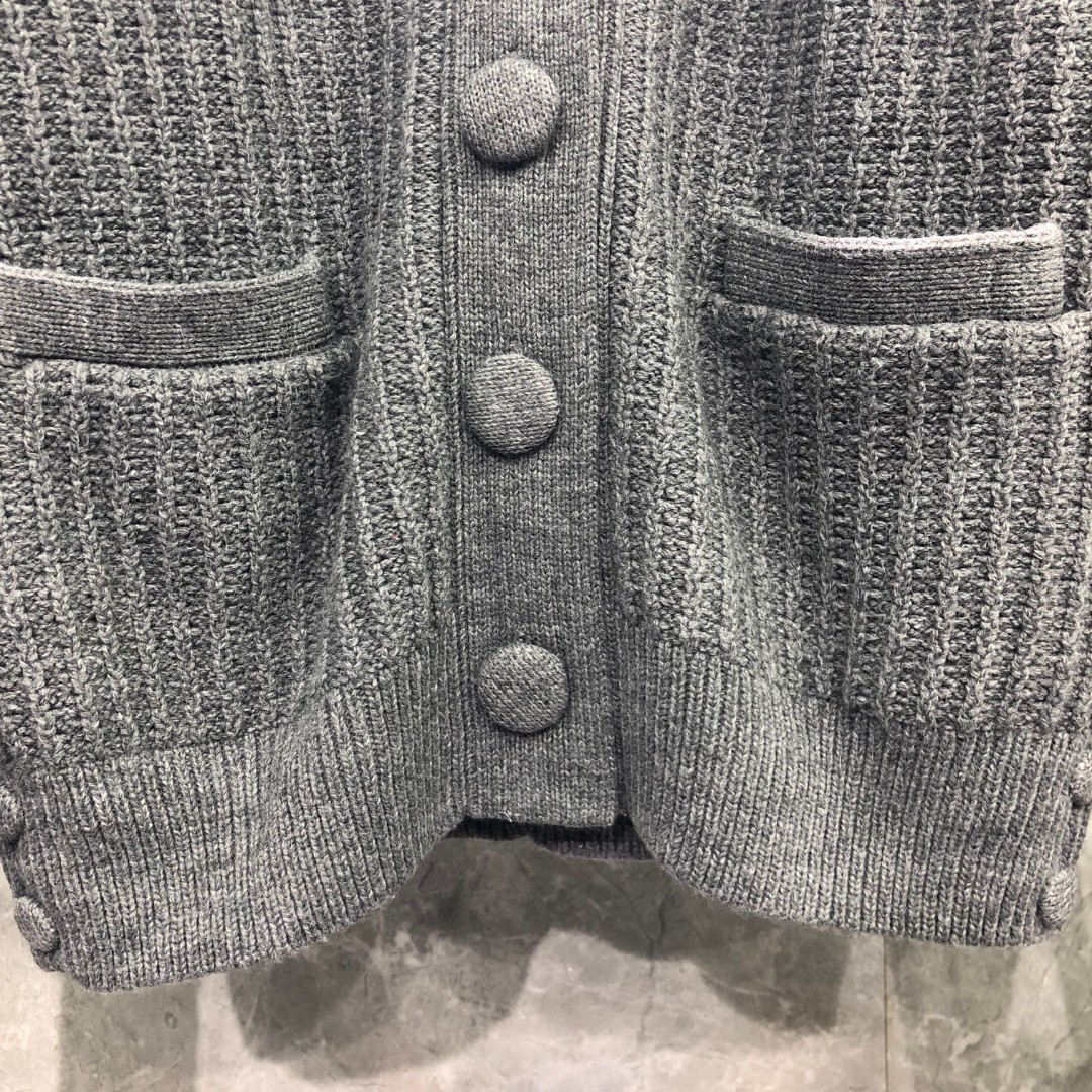 THOM BROWNE 经典袖子白色四条纹单排扣毛衣 针织衫 长袖 灰色 藏青色 