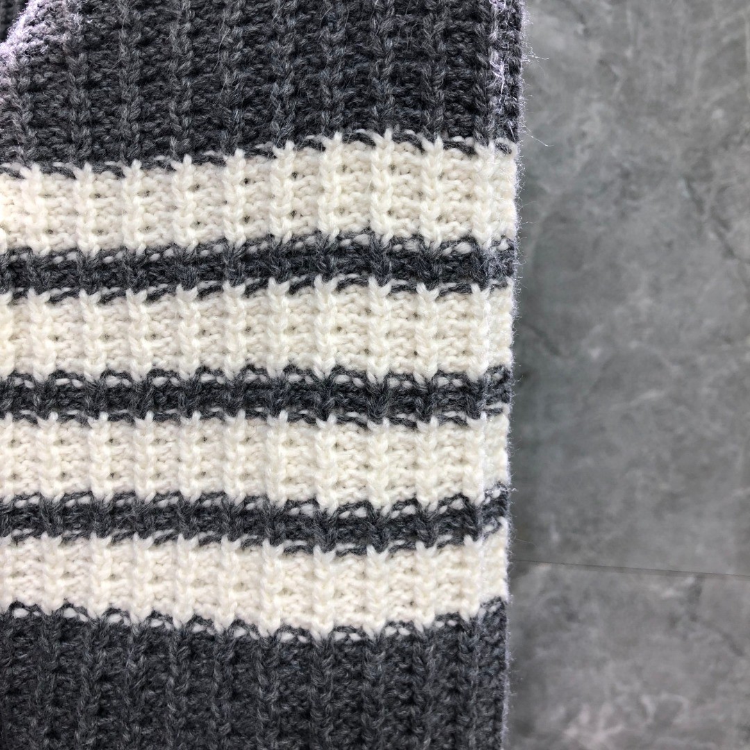 THOM BROWNE 经典袖子白色四条纹单排扣毛衣 针织衫 长袖 灰色 藏青色 