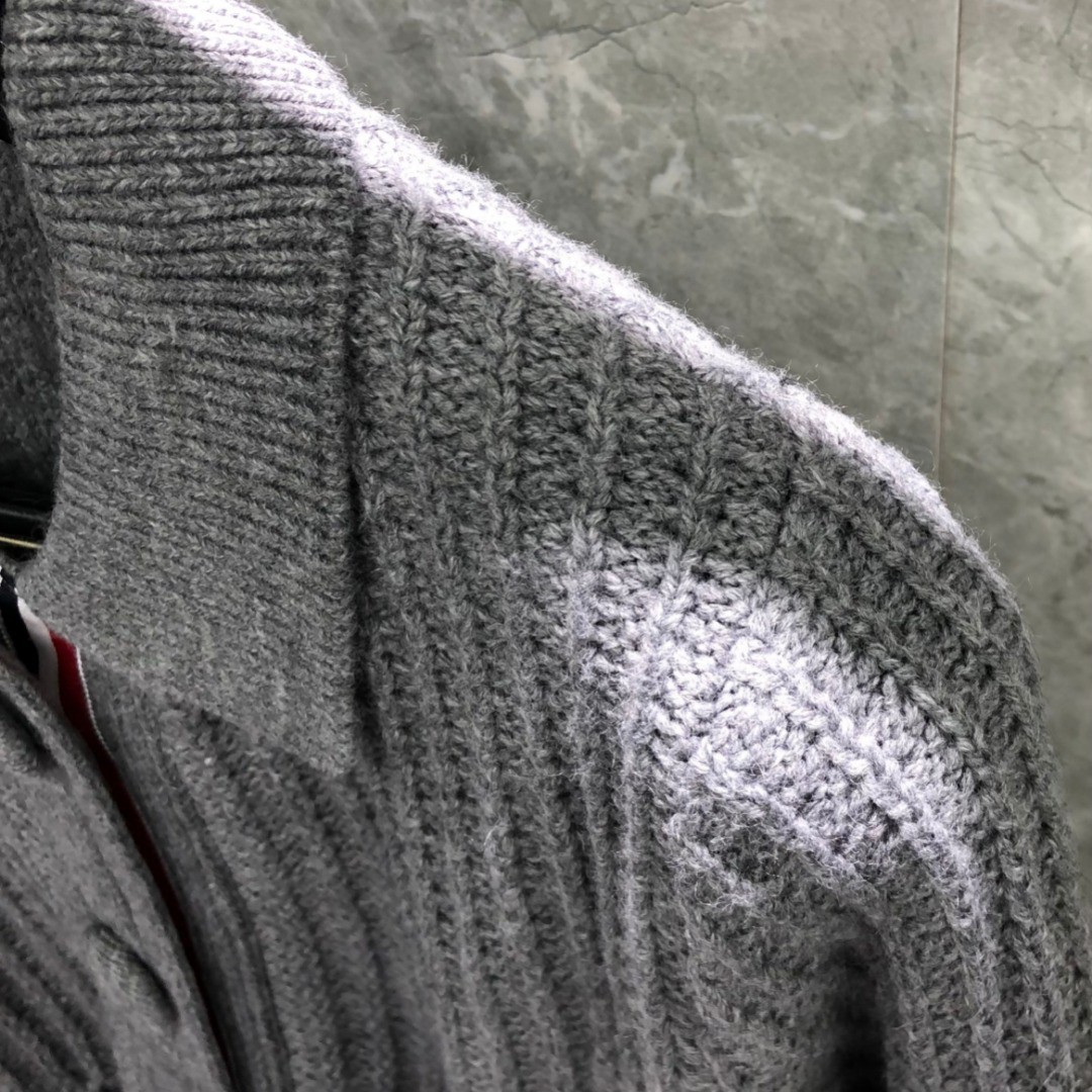 THOM BROWNE 经典袖子白色四条纹单排扣毛衣 针织衫 长袖 灰色 藏青色 