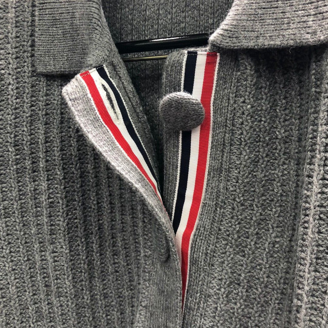 THOM BROWNE 经典袖子白色四条纹单排扣毛衣 针织衫 长袖 灰色 藏青色 