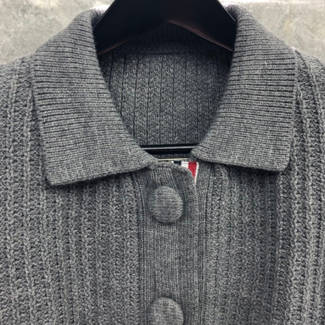 THOM BROWNE 经典袖子白色四条纹单排扣毛衣 针织衫 长袖 灰色 藏青色 