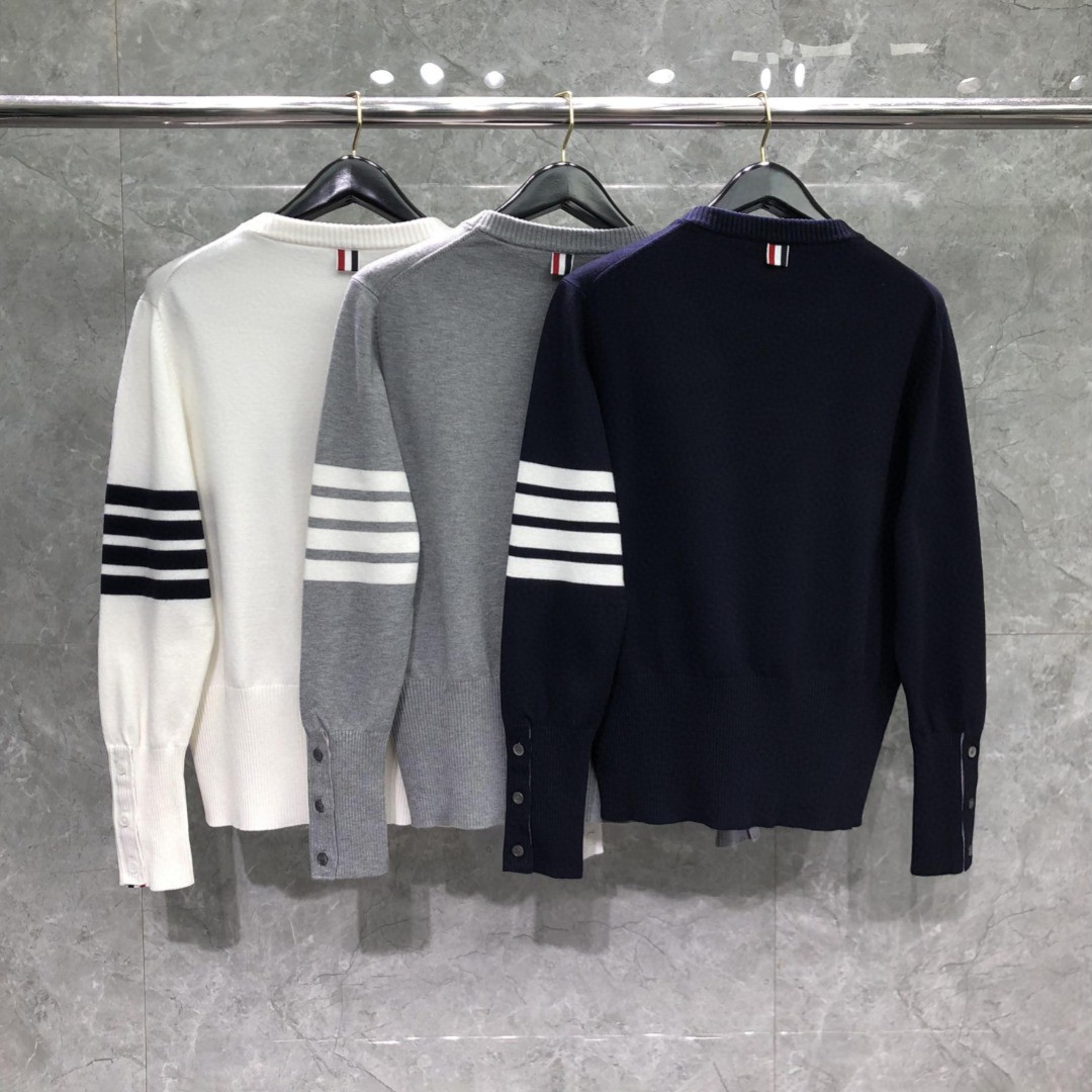 THOM BROWNE 经典袖子白色四条纹小狗嵌花图案毛衣 针织衫 长袖 灰色 藏青色 白色 MKA486A-Y1002-055