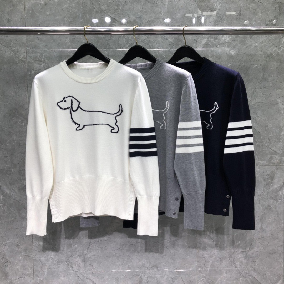 THOM BROWNE 经典袖子白色四条纹小狗嵌花图案毛衣 针织衫 长袖 灰色 藏青色 白色 MKA486A-Y1002-055