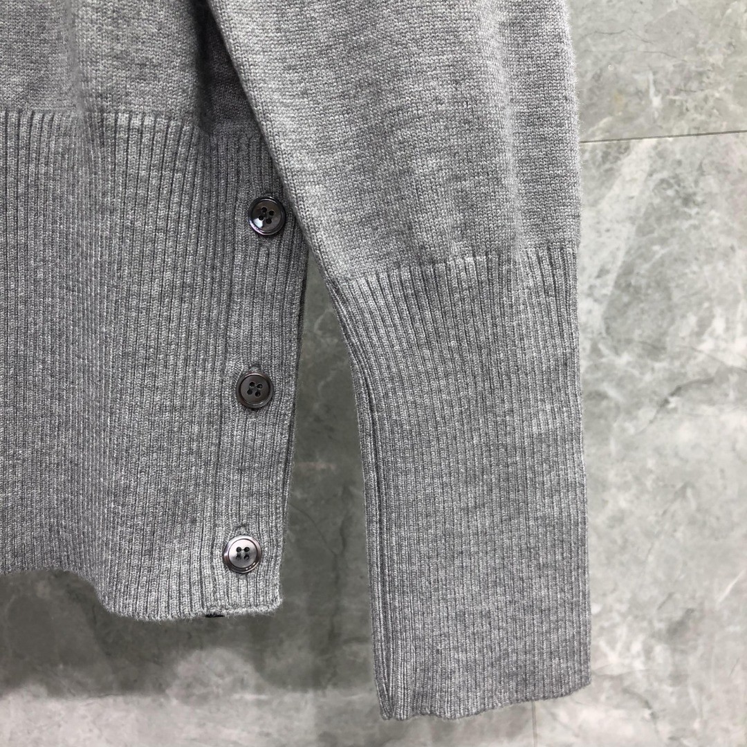 THOM BROWNE 经典袖子白色四条纹小狗嵌花图案毛衣 针织衫 长袖 灰色 藏青色 白色 MKA486A-Y1002-055