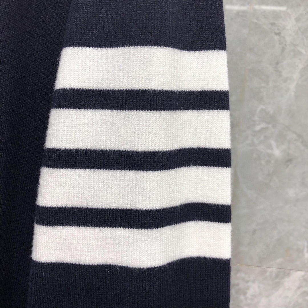 THOM BROWNE 经典袖子白色四条纹小狗嵌花图案毛衣 针织衫 长袖 灰色 藏青色 白色 MKA486A-Y1002-055