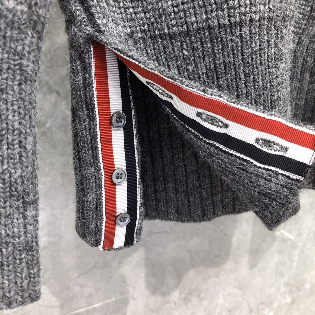 THOM BROWNE 后背三色条纹圆领毛衣 针织衫 长袖 灰色 白色
