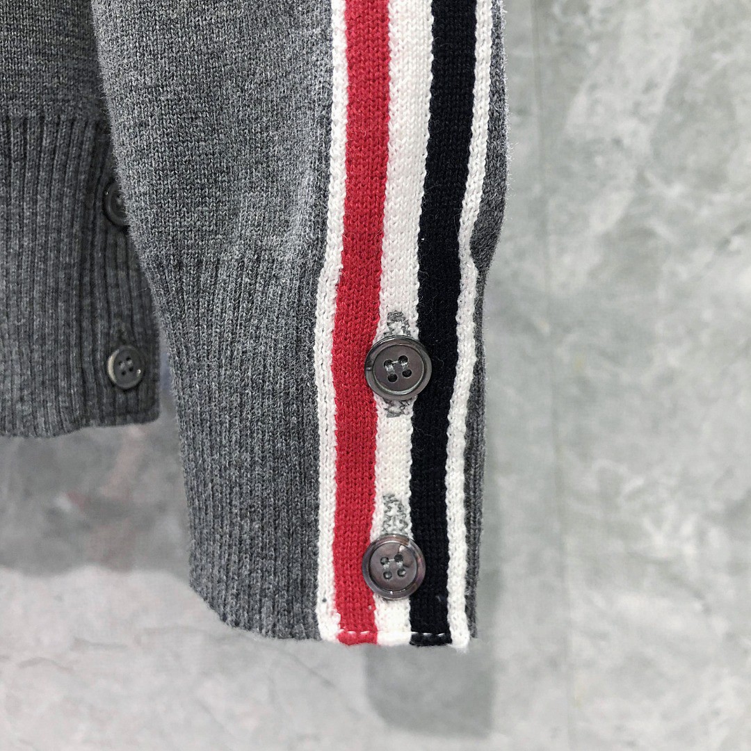 THOM BROWNE 口袋双袖织带圆领毛衣 针织衫 长袖 灰色 白色 藏青色