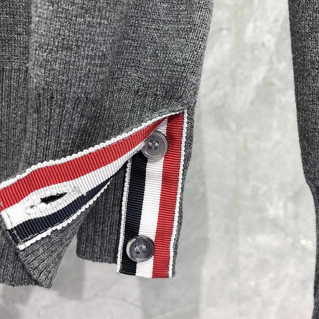 THOM BROWNE 口袋双袖织带圆领毛衣 针织衫 长袖 灰色 白色 藏青色