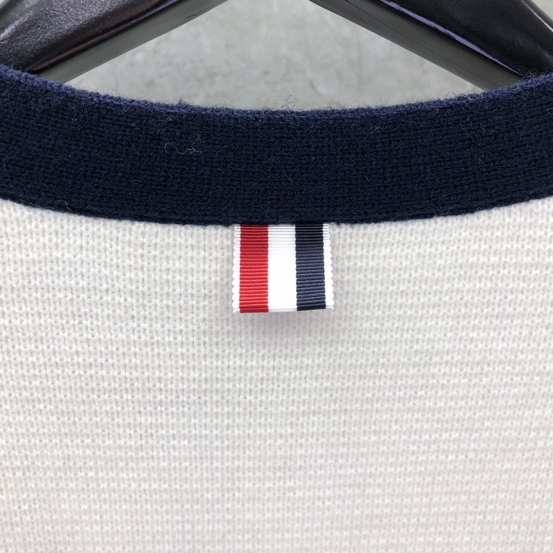 THOM BROWNE 条纹嵌花V领针织开衫 毛衣 针织衫 长袖 白色 