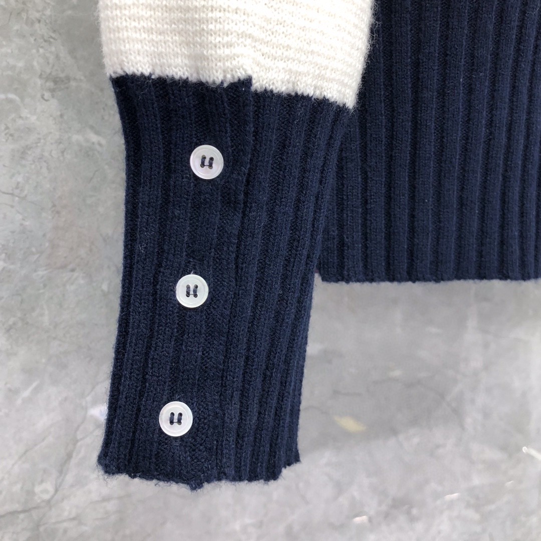 THOM BROWNE 条纹嵌花V领针织开衫 毛衣 针织衫 长袖 白色 