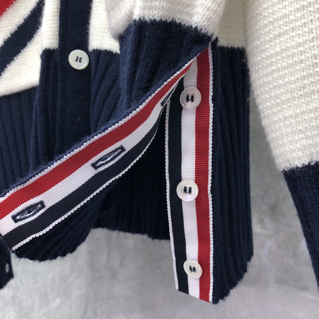THOM BROWNE 条纹嵌花V领针织开衫 毛衣 针织衫 长袖 白色 