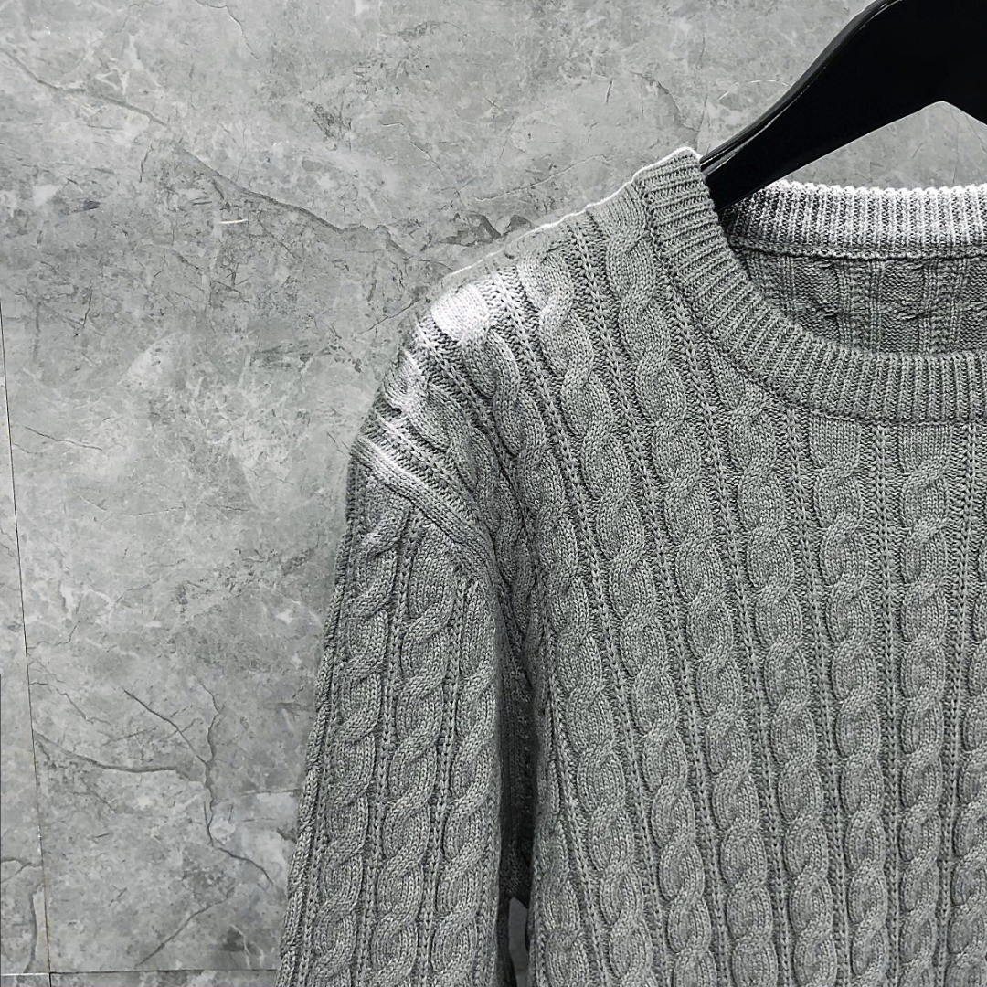 THOM BROWNE 经典四杠粗针麻花圆领毛衣 针织衫 长袖 灰色 白色 藏青色 MKA402A-Y3017-055